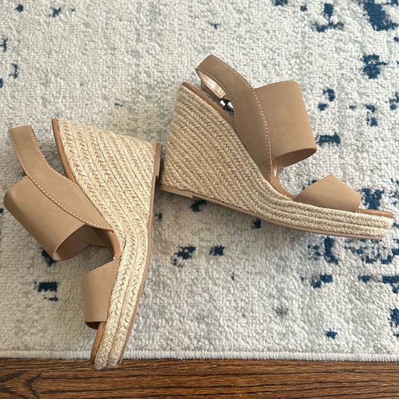 NWOT Dolce Vita Wedge Tan Faux Suede Sandals Size 8 - Picture 2 of 3